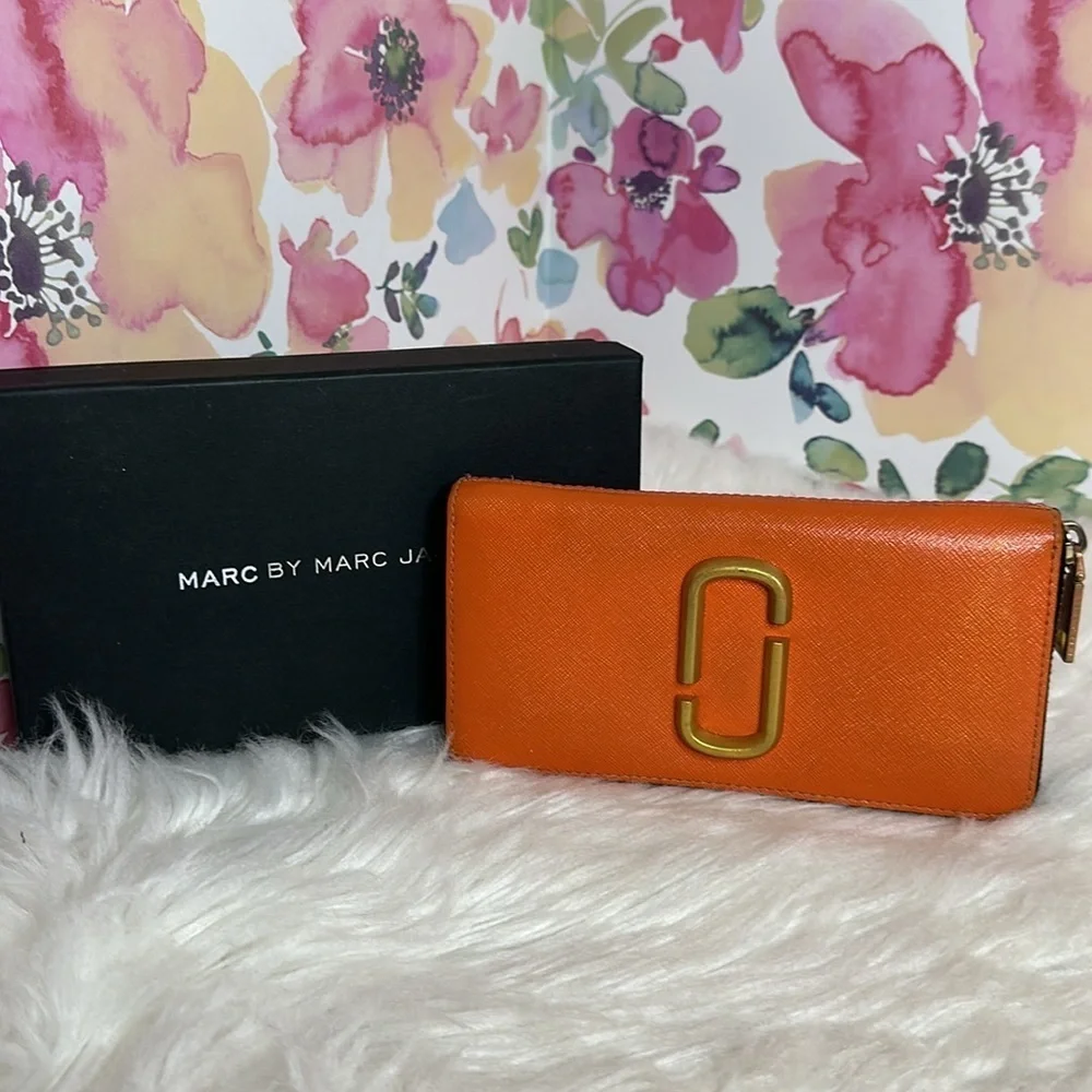 💯Authentic Marc by Marc Jacobs Orange Zip Wallet🍀